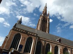 ブルゴーニュ公国最後の君主マリー・ド・ブルゴーニュの墓があるという「聖母教会」
122mある尖塔はブルージュでは最高の高さ、そしてレンガ造りとしては世界で2番目の高さを誇るそうです。