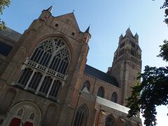 聖母教会からブルージュには珍しい人通りの少ない路地をしばらく歩くと「聖サルバトール(救世主)大聖堂」の裏手に辿り着きます。