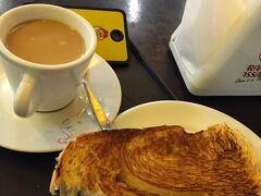 【ドライブインの軽食】

工業団地があるソロカバ地域に向かう途中に、いつも寄るドライブインにある「フランゴ・アサード」の朝食メニュー。パォン・ジ・シャッパ（パンの板／トーストの事）。

ソロカバまで90kmもあるので、途中で一休みを必ず入れます。この距離は一気に走るには、おじさんには結構厳しいんです。

慌てず、焦らず、安全運転・安全運転.....。

