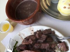 【ある日の社食(昼食)】

会社の社食。寒い日の水曜日と金曜日は、ブラジルの郷土料理：フェジョアーダが振舞われます。この食事につきものの「カイピリーニャ（お酒）」も（お昼から）付いているんですよぉ～