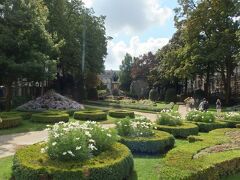 中は季節の花々が綺麗にお手入れされた庭園。
ベンチで日向ぼっこしているお年寄りがいたりして、のんびりとした雰囲気。