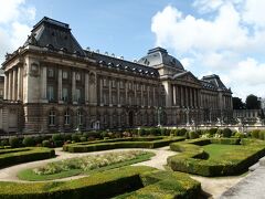 ブリュッセル公園側が王宮の正面になります。
すごい遠回りしてしまった。。

宮殿の前のフランス式庭園が青空に映えてとても綺麗です。