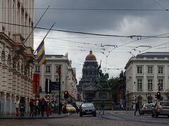 王宮のお隣「ロワイヤル広場」
エルサレム王国の最初の支配者「ゴドフロワ・ド・ブイヨンの騎馬像」が広場の中央に建っています。
正面から見ると、バックにはドームを中心に左右対称の棟からなる「聖ヤコブ教会」が見えるはずですが、王宮の端からチラッと覗いただけなので見る事はできませんでした。

ノートルダム・デュ・サブロン教会の裏手からも見えた最高裁判所、ここからだと倍ほど距離があるはずなのに、すごく大きく見えました。