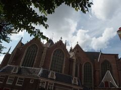 聖ニコラス教会の裏手を運河に沿って歩いていると、、
アムステルダム最古の「旧教会」が見えてきました。