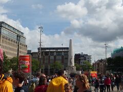 アムステルダムの中心「ダム広場」に建つ「戦没者慰霊塔」
様々なイベントがここで開催されるそうですが、この日は特に何もなく、ただただ広い広場に多くの人が集まっていました。