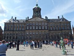 元はアムステルダムの市庁舎だったという「王宮」
「こんなに賑やかなダム広場の前に建っていては王族の方々も落ち着かないだろう」と思ったら、現在は住居ではなく王室行事に使用されているそうです。
王室行事がない日には館内を見学する事もできます。
