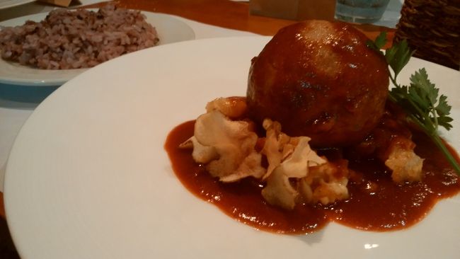 ハンバーグ　サラダと五穀米、コーヒー<br />のセットを<br />肉肉しくて、ソースもおいしかったですよ