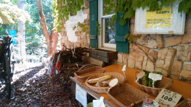 パン屋さんの脇の野菜の販売もお昼過ぎには　空っぽ状態