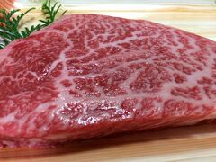 とうとう雨が降ってきました。結構強い！

海上を移動しないとなのですが、雨が激しい、激しすぎる！雨雲レーダーをみていると、もうちょっとしたら雨が弱まる区間がやってきそうなので、それまで車の中で待機。
なんとなく弱めになってきたので、船に乗り込みますが、到着した時にはまた激しく降っていました。。。

またまたたなか畜産にてお肉を購入～。ヒルナンデスなどでたまにみる三角という部分があったので、買ってみました～