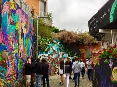 『ブラジル・サンパウロのバットマン横丁』

これだけ引切り無しに人がいると、この近辺の家の人達は相当、うるさいでしょうねぇ...。