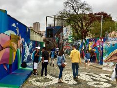 『ブラジル・サンパウロのバットマン横丁』

比較的に若い人、カップルが多いです。