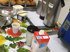 【平日の朝食】

ブラジル人従業員に混じって、パンにマーガリンとコーヒーを注ぐ。まあ、単身赴任なもんで.....こんなもんで十分でしょう。彼らも体がデカい割には小食なんです。

パンは、毎朝 パン屋さんが自転車で、出来立てのパンを３つの紙袋にいれて持って来てくれます～。