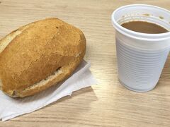 【平日の朝食】

カフェ・コン・レイチ（ミルクコーヒー）にこのしょうもないパン。これがブラジル人の典型的な朝食。パンには何も挟まず、バターのみを塗るだけ.....。

まあ、食べないと、10時頃お腹がぐぅ～なるもんですから....