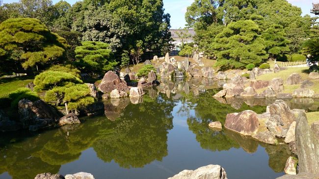 二の丸御殿は白人外国人からアジア系から次から次へとツアーがやって来てさらに修学旅行生の団体で大混雑。<br />個人客はスイッチを押して機械の説明を聞くのだけど音量がデカいため<br />ツアー客はガイドの説明が聞こえなくなるんで押したら睨まれた<br />でも御殿が大きいうえにじっくり見てしまうほど素晴らしい障壁画ばかりでゆっくり見てしまった