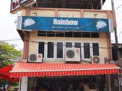 またしばらく歩くとミャンマー版居酒屋の“Rainbow”に到着した。
夫からもう一度、Myanmar生Beerが飲みたいとリクエストがあったのでランチに再訪。