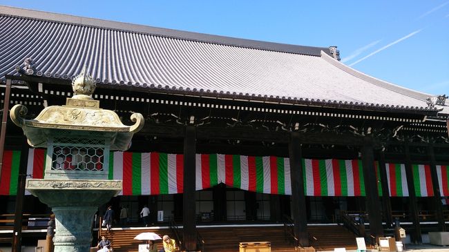 地震で崩壊したが1か月で建て直したという本堂<br />瓦の重みに耐えるため他のお寺にはない大きな柱を外側に付けたと