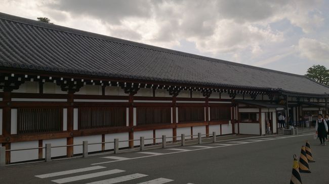 西本願寺前から京都駅で100番に乗り換え<br />京都駅の乗客の数半端ないわ<br />銀閣寺方面、清水寺通る路線なのか<br />外国人まですし詰め状態<br /><br />12:15～12:44<br />三十三間堂<br />奥の観音様１つ１つ表情が違うけど多すぎ<br />手前の怖い顔の国宝を重点的に鑑賞しました<br />大体みなさん鑑賞時間30分以内でしたね
