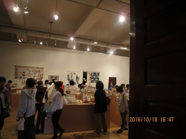 平日のわりにそこそこ混んでて<br />それでも上野の比では全然ないしゆっくり見れました<br />美術に詳しくないのですが展示物が後半のほうが良さそうで<br />カラー絵がほとんどなく相国寺美術館とおんなじ感じの水墨画中心<br />それでも細かさや色の濃淡の使い方は見事でした<br />相国寺全く期待なくこっちを期待してただけに同じような感想になっちゃいます<br />17時近いのでビデオも途中で終わってしまった