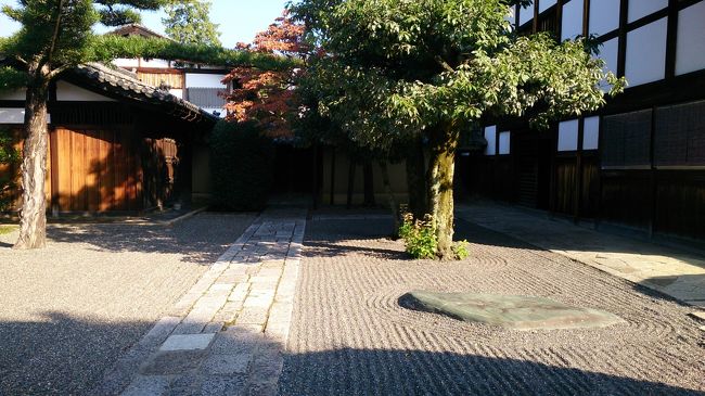 拝観謝絶と書いてあった聚光院隣りのお寺の庭<br />私が入りたかったのは高桐院<br />聚光院の障壁画狩野永徳、松栄見事で良かったですよ<br />美術館にあったものを本来の場所で見ると絵がつながって流れが分かるって<br />言ってたけど仏間をみせるためにふすまが空けてあって閉めた状態で見れないんです。全部見れないなら繋がらない。閉めた状態と開けた状態にはしてくれません。<br />客が消えると日差しを防ぐために覗けなくなるので戻ってもう一度見ることもできない。パートガイドさんは質問に答えられない、帰る時にみたらガイドさんに3人だけ付いて回って説明聞いてたけどあれ何だったのかな<br />二人とも2000円の価値があるか微妙で一致。あるべきところで見るのが正解なのは激しく同意しますが二条城収蔵館で狩野派の立派なもの見れるし、15人て意外と多くてさっさと1列目になってさっさと次に行ける人でなければお勧めしない。私なんかいいなあーと思ったらいつまでも見てたいタイプだから。重要文化財の茶室に入れたのは収穫でしたが千住博の滝はちがうでしょーあんまりいいと思わなかった