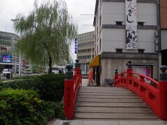 高知城を出て商店街を歩きながら徒歩10分ほどではりまや橋に着きました。