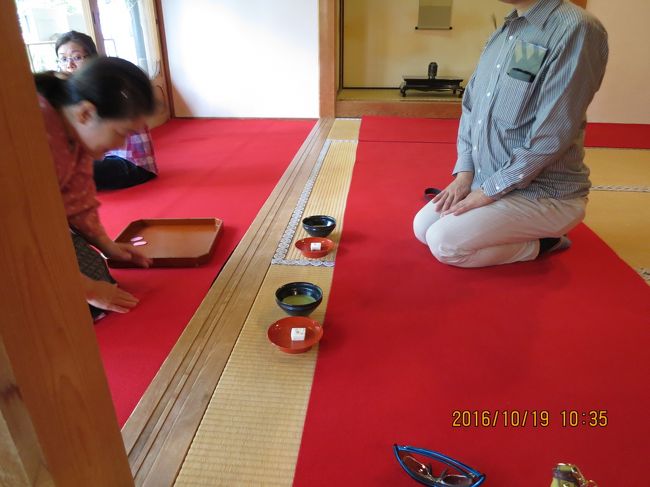 今旅行2度目のお茶席いただきます<br />金粉の乗った金閣寺限定砂糖菓子<br />しっとりしていて甘すぎない砂糖菓子です<br />500円くらいだとすぐ入ってしまうね<br />抹茶はどこも変わらないのかな、1度目と同じ味でした