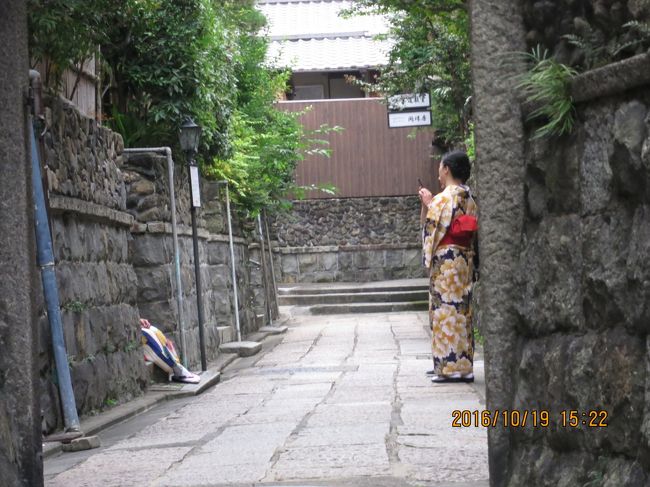 15:22<br /><br />錦市場からバスに乗って祇園<br />石塀小町でたむろする着物女<br />中国語だった