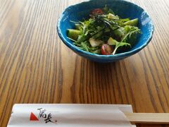 名古屋メシの代表　ひつまぶしを食べに行きました。

某有名店は混んでると思ってラシックの備長へ行ったら
土曜日の１２時頃だったのに、数組待ちですぐに入れました。

うざくが好きなのでおひつまぶしセット（＠4,400円＋肝吸いに変更150円）
にしたのでサラダから