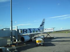 福岡空港では撮影する余裕がなくて、到着してやっと飛行機の写真が撮れました。
マリメッコ仕様で嬉しい♪


入国審査は３つブースがあったのですが、予想以上に時間かかりました。ひとりひとりに時間をかけており、審査官によってもかなり差があるようです。私の並んだところは他が２～３人終わったところでやっと１人終わるという感じ。よく見て並べばよかったな～。


今回はJTBツアーで予約していたので、空港からホテルのチェックインまではスタッフの方（フィンランド在住の日本人）が案内してくれました。（それ以降は自由行動）
空港からヘルシンキ中央駅までバスで行き、スタッフの方とおしゃべりしていたら、あっという間に着きました。
