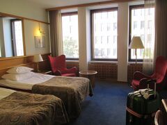 今回泊まったのは、ヘルシンキ中央駅前のオリジナルソコスホテルヴァークナヘルシンキ。ほんっとに駅の目の前。ソコスデパートの上です。迷いようがありません。

チェックインして部屋に入りました。
思っていたより部屋は広く、スーツケースも十分広げられます。私の部屋は６階の郵便局側に面したところでした。

古いと話は聞いていましたが、清潔だし綺麗だし、そこはあまり気になりませんでした。