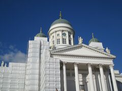 まだ14時すぎだったので、部屋でジッとしているのはもったいない。
さっそく観光へ。どこからいくか全然決めてなかったのですが、ここはヘルシンキの代表中の代表、ヘルシンキ大聖堂へ行ってみました。


ホテルからストックマンデパートの三人の鍛冶屋を眺め、左折してまっすぐ。
途中はH＆Mなどのお店が並びます。トラムも通っている。
しばらく歩くと、大聖堂へ到着。


初めて見た大聖堂。真っ白な建物が青い空に映える。
一部は工事していたみたいですね。この日は日曜日で行事でもあったのか、中には入れませんでした（後日入りました）。