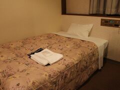 名古屋クラウンホテルに到着。

ネットで予約しましたが、名前を言うだけで大丈夫でした。
簡単にお部屋の説明を聞いてお部屋へ。

昨年も泊まっているので、どんなお部屋かはわかった上で予約しましたが、本当に必要最低限のお部屋です。
一応、２番目に広いお部屋にはしました。