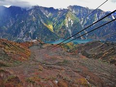 　立山ロープウェイ (2016.10.17 13:53)
80人乗りゴンドラを待つ間に大観峰プラットホームから、眼下のエメラルドグリーンの黒部湖ショット。
　絵葉書だとゴンドラが写ってないと売り物にならないが、じゃまモノがないことで大自然と対峙できる。また、鋼鉄の線条はショットに奥行きを与えてくれて、とても効果的になった。