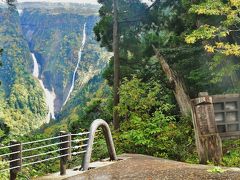 　国立公園立山「称名滝」、滝見台（標高 1,280ｍ）。
　350mの高さ一気に落下する落差日本一の壮大な滝。大岩盤からほとばしる水流が轟音となってみる者を圧倒する。４段に折れて落ちるその水音が「南無阿弥陀仏」と称名念仏のように聞こえることから名付けられた。水量が多い春先には右側にハンノキ滝があらわれ、一対となってさらに勇壮な光景がひろがるとのこと。
　滝登り、ガルベを完踏したクライマーは未だゼロとBS特番で知る。