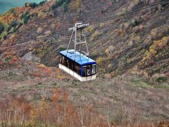 　ぱっと 立山トンネル出て誰もかれもが一同に、80人乗りゴンドラに大歓声、あれに乗るんだ！