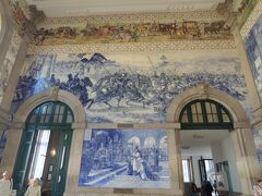 まずは、歩いて10分もかからない「サン・ベント駅」へ。
有名なアズレージョを見学。
本当に素晴らしい！
ゴージャス！

ここが駅とは思えません！