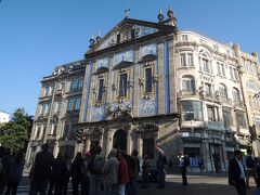 「サン・ベント駅」を充分堪能し、
こちらは、すぐそばにある「コングレガドス教会」
こちらも、壁のアズレージョが有名です。

それにしても、今日もお天気は最高！
澄んだ青空が爽やか～！