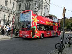 真っ赤な車体の、シティサイトシーイングダブリンバス
ダブリンパスを持っていると、無料で乗り降り自由

聖パトリック大聖堂の次は、ティーリング蒸溜所を見学する予定だった
今までダブリンパスで見学できたジェイムソン蒸溜所は、この旅行の少し前にパスが使用できなくなった
代わりにティーリング蒸溜所が、パスで入館できるようになった

ティーリング蒸溜所と、聖パトリック大聖堂は位置的に近い
シティサイトシーイングバスの路線図を見ると、バスはティーリング蒸溜所まで走っていない
蒸溜所まで歩くことにした

