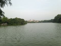 ホアムキエム湖

「キェム」とは、「剣」のことだそうで、

やっぱり漢字文化圏のことばなのだということを感じます。

日本語では[ケン]韓国語では「kom」

いわゆる音読みです。