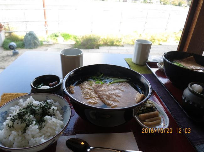 名前を書いて30分待ちました<br />本店も行列は見えなかったけど中で待ってるってこと？<br />油断したわー。角の広い川沿いの席に案内してもらった<br />二人とも茶そばセット<br />この蕎麦すでに伸びてる感じだし出汁も薄い<br />おいしくない。お揚げが甘すぎるし<br />デザートのゼリーは甘さが全然なくおいしい