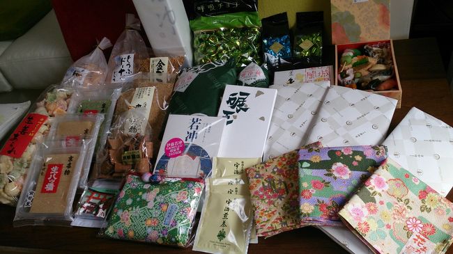 購入品です<br />知らなかったけど呼吸チョコってかなりおいしかった<br />大阪では有名なんでしょうか<br />若冲のお酒、漬物、おばんざいセット、ハンカチ、八つ橋の皮<br />