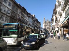 その塔からは、ポルトの街の最高の眺めが見渡せると言うクレリゴス教会が、
坂の上に見えて来ました。