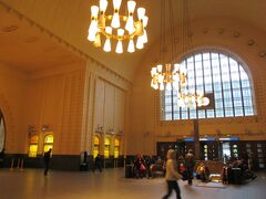 ヘルシンキ中央駅へ行き、中のキオスクで1Dayチケットを購入。
階段を下りて地下鉄へ。


