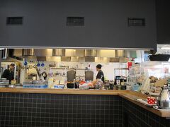 お次はマリメッコ本社へ。
また地下鉄に乗り、ヘルットニエミ駅へ。１０分ほど歩くと本社へ着きました。


オープンのちょっと前に着いたのですが、すでにお店の前にお客さんが。ほぼ全員日本人でした。


入り口を入って左側がアウトレット、右側が新商品を扱うお店、その奥に社員食堂があります。


旅行前はあまり買い物をする気はなかったのですが、アウトレットに来てみるとテンション上がって色々買ってしまいました（笑）
お土産用のがま口、ワンピースも購入。ワンピースは50ユーロ。日本で買うと２～３万円するので、やはりお得。


ショッピングの後は、お決まりの社員食堂へ。