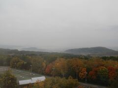 3日目部屋からの景色です。
天気が３日目にして曇りになってしましましたが紅葉など本当に綺麗です。