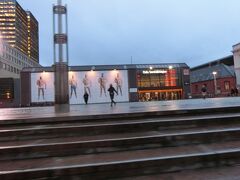 4日目の朝。8時25分発のベルゲン行特急に乗るべくオスロ駅へ。
まだこの時間でも薄暗い…時差でとても眠い。ねむい。nemui
