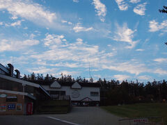 ゴンドラから行く方はこちらから。まだ6時すぎなので動いてませんが。

奥岳登山口はここを通り過ぎたところにあります。
スキー場の駐車場でもあるので車を置くにはスペース的に余裕あります。
すでにちらほら車が停まっていました。
