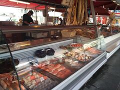 港沿いの魚市場は日曜でも開いていました。