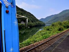 潮駅のホームも目の前は江の川の雄大な風景が広がる素敵な秘境駅でもあるんですよねｗ
こんな素敵な駅で一日ぼけえぇぇぇえええええ～っとしてみたいところですが・・・今回は先に進みます