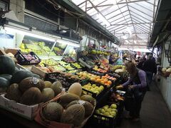 少し歩いてボリャオン市場まで来ました。