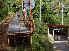 ここ長谷駅は、ただでさえ１日５往復しかないJR三江線である中で停車する列車が下り２本、上り３本しかなく、残りの半数が通過してしまう、列車による到達が非常に困難な秘境駅でもあるんですよねｗ
乗車しているこの列車も残念ながら秘境長谷駅を通過です